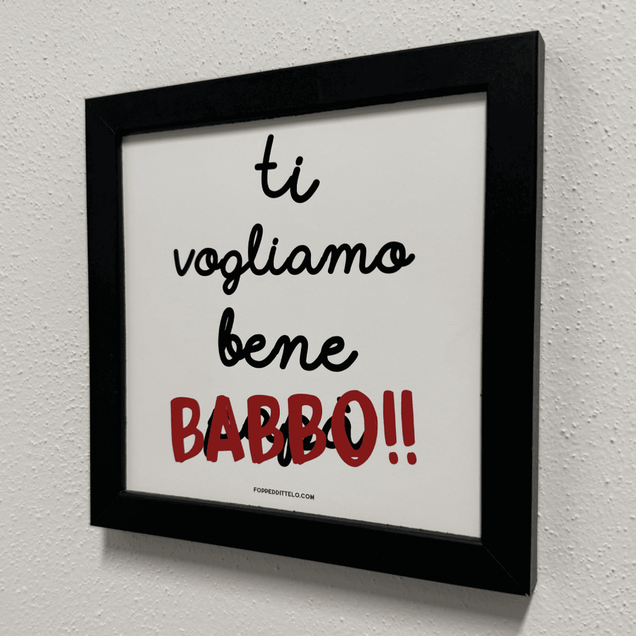 Stampa «Ti vogliamo bene babbo» in cornice nera appesa al muro