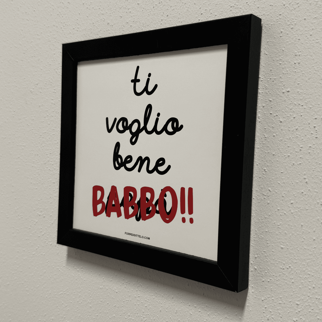 Stampa «Ti voglio bene babbo» in cornice nera, inquadratura ravvicinata