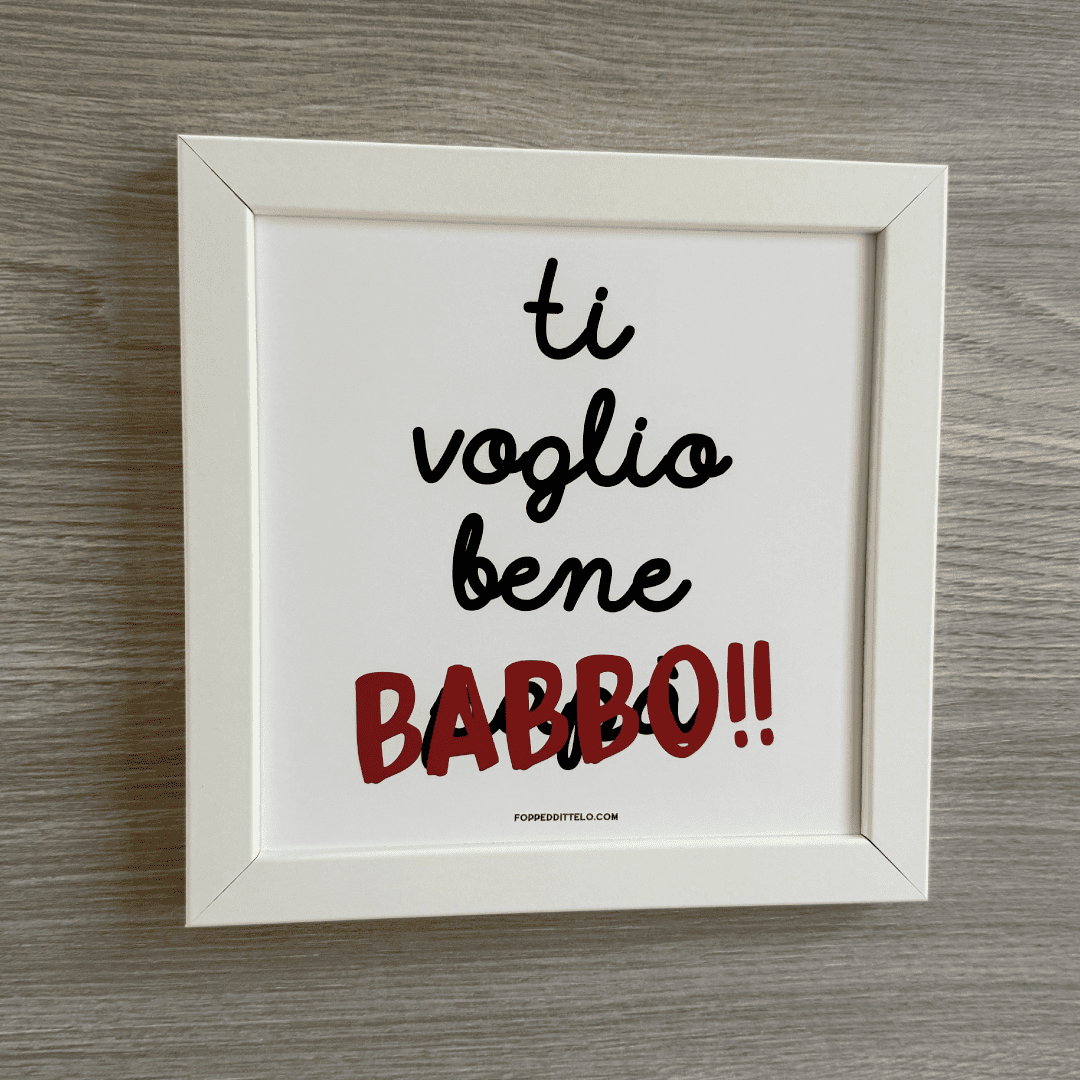 Stampa «Ti voglio bene babbo» in cornice bianca su una parete di legno