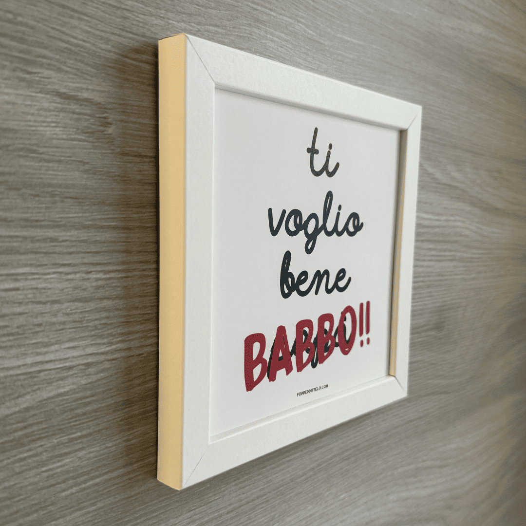 Stampa «Ti voglio bene babbo» in cornice bianca, inquadratura ravvicinata