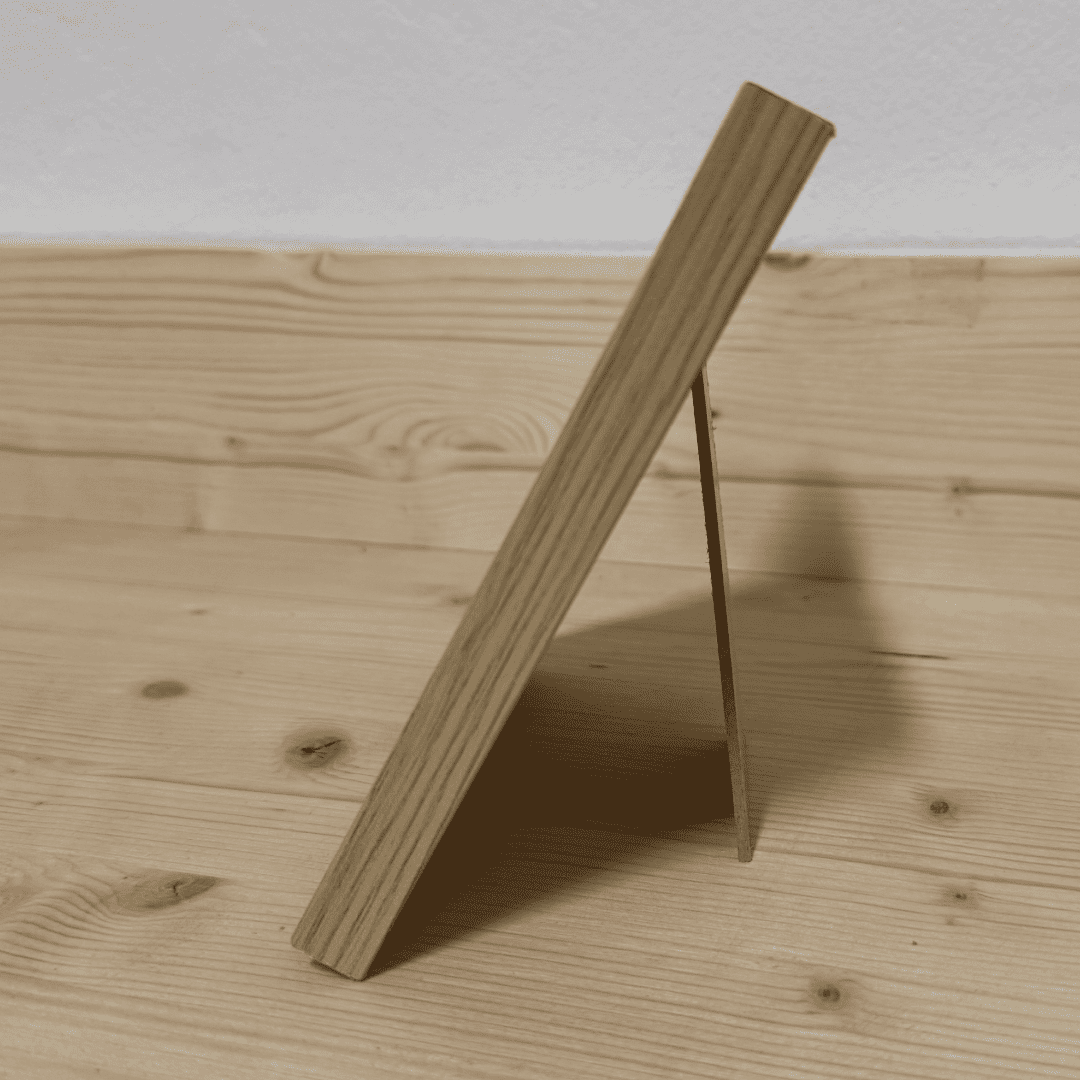 Il cavalletto posteriore della cornice, in legno chiaro