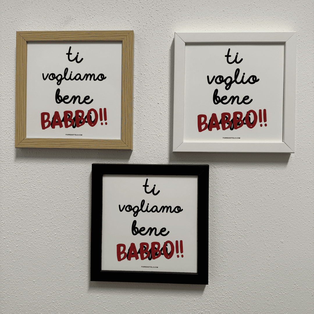 Tre stampe per il babbo appese insieme su una parete chiara