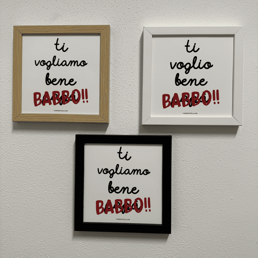 Tre stampe per il babbo appese insieme su una parete chiara