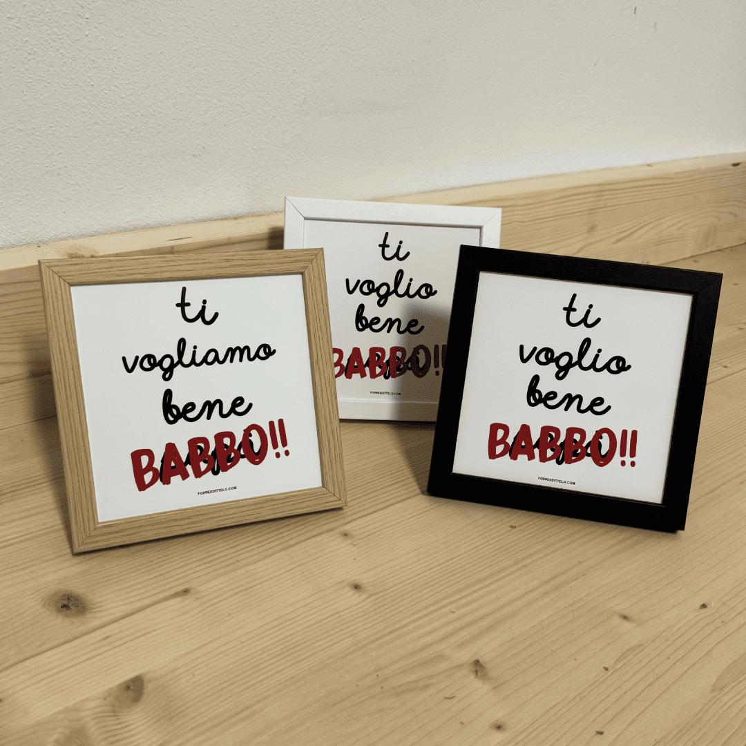 Le tre cornici — bianca, nera e in legno — appoggiate su un tavolo