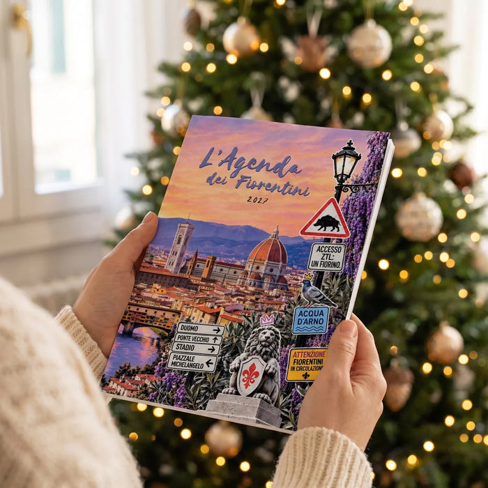 Agenda dei Fiorentini 2027 in mano davanti all’albero di Natale