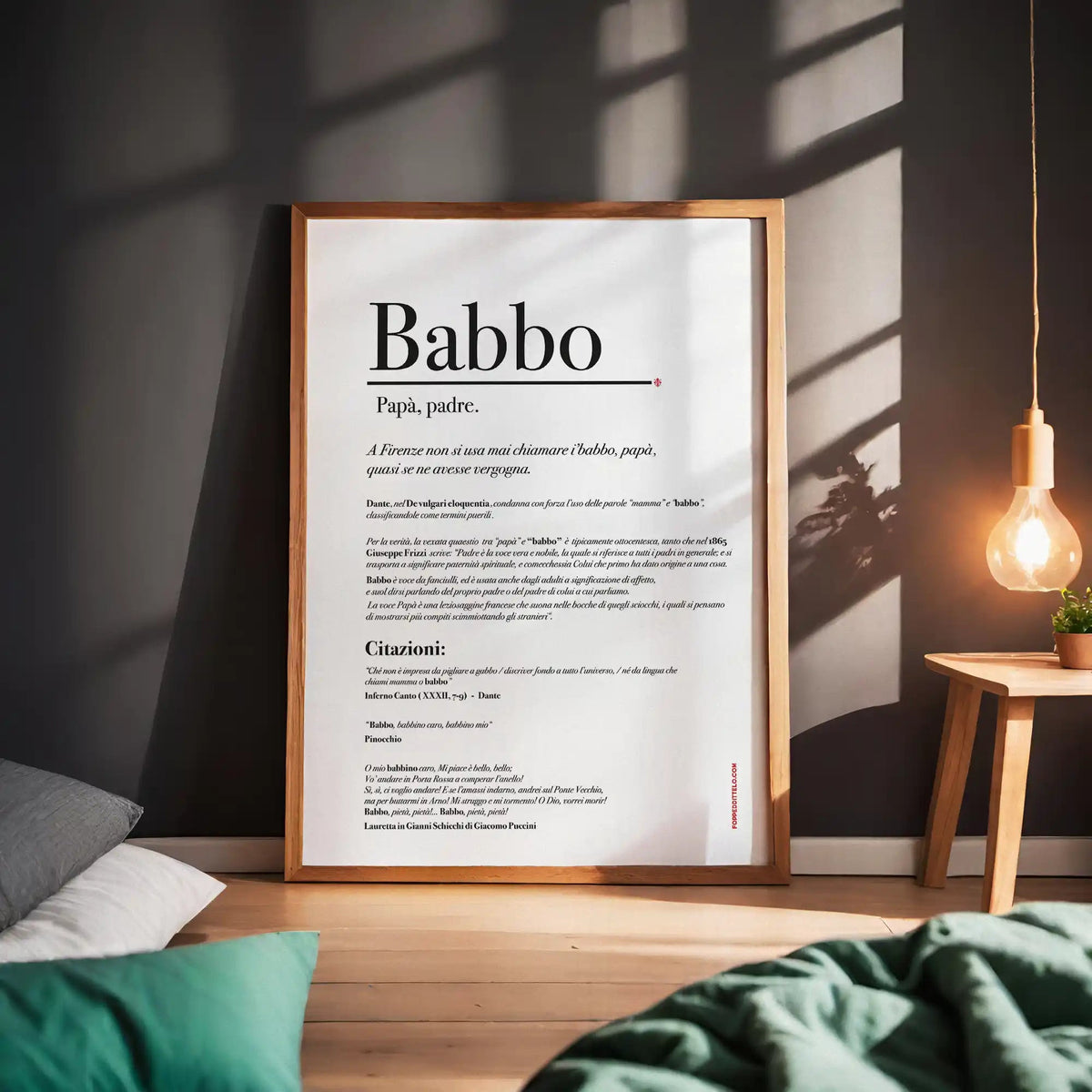 La stampa «Babbo» incorniciata di nero, appoggiata a terra sotto una lampada
