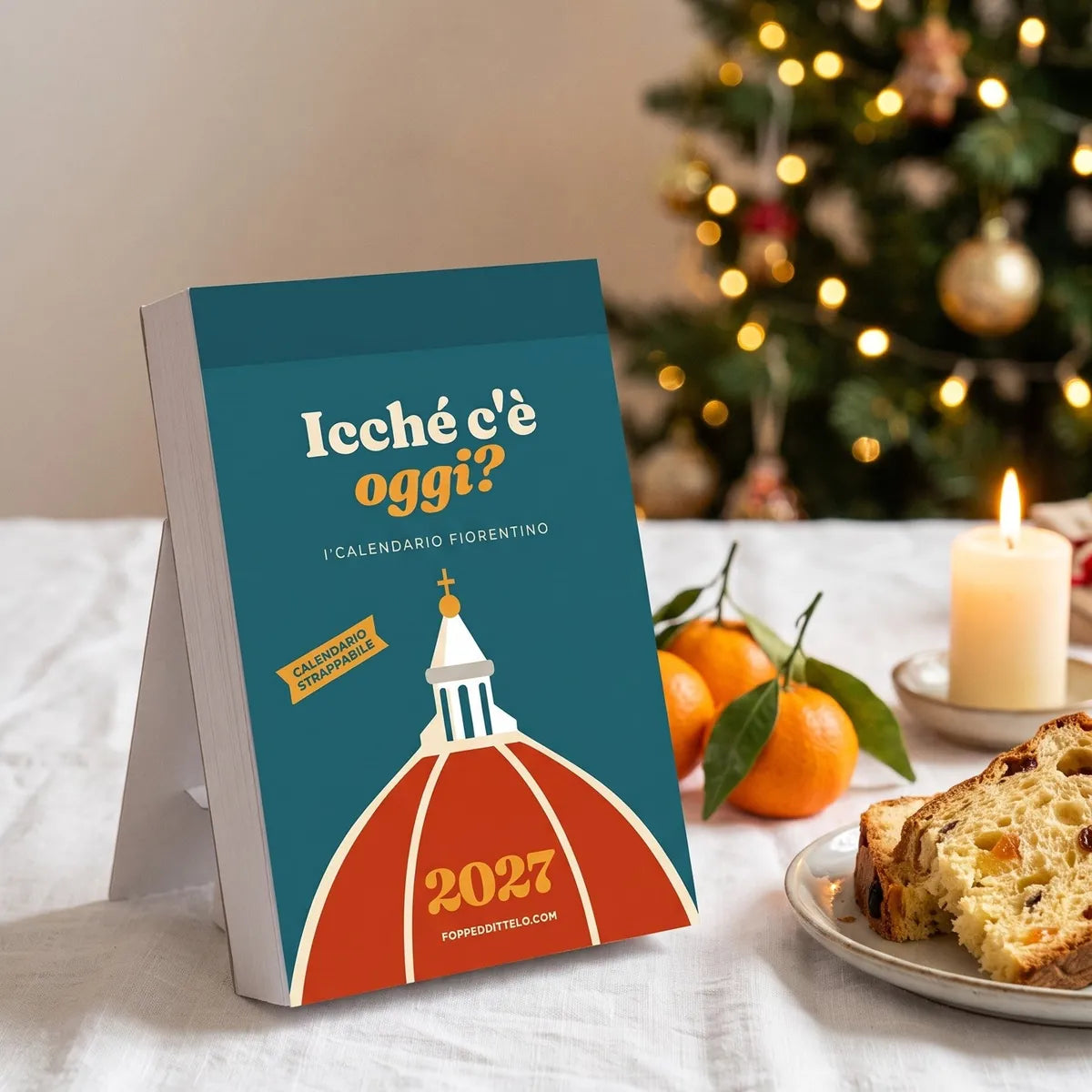 Il calendario «I'cché c'è oggi?» su una tavola di Natale con panettone e mandarini