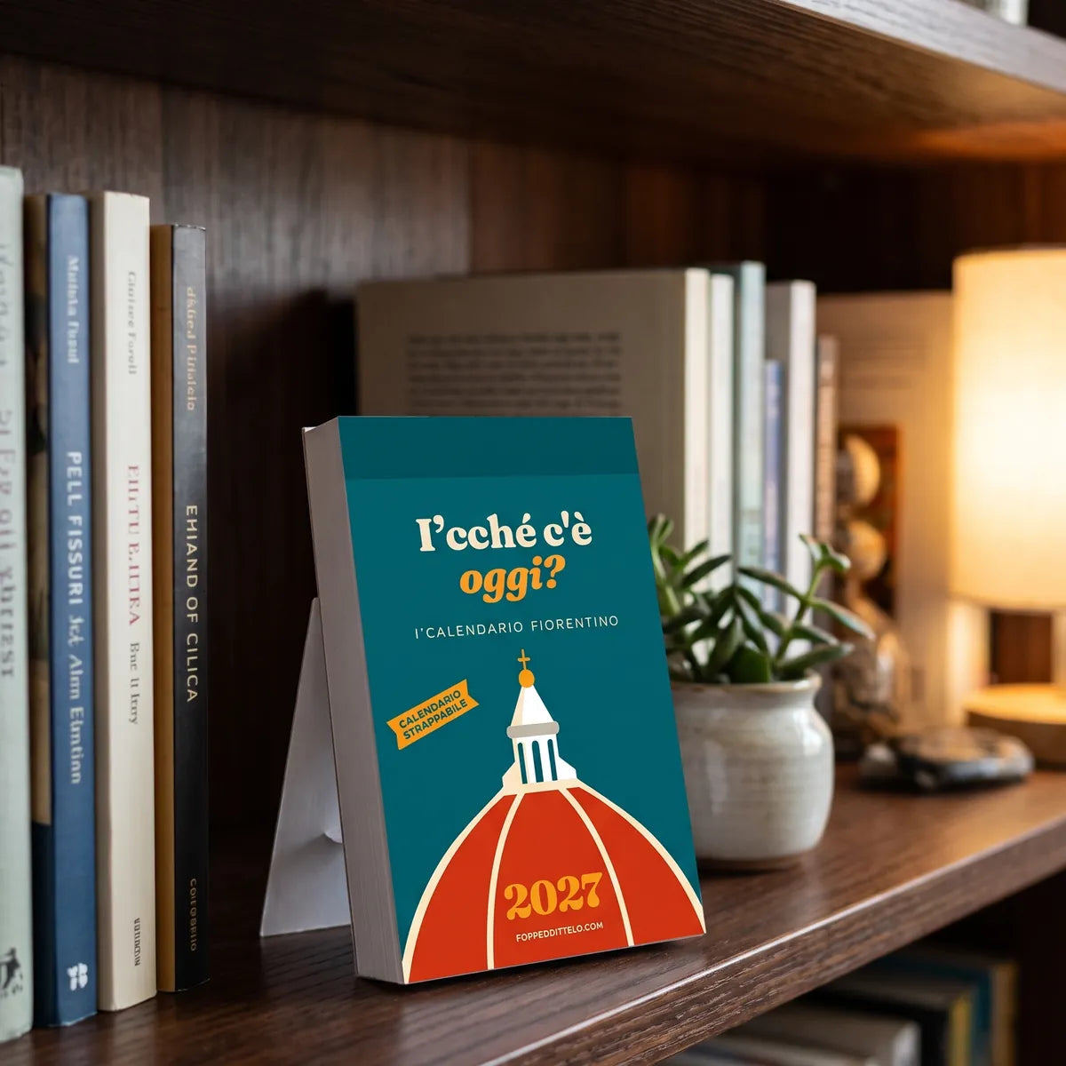 Il calendario «I'cché c'è oggi?» su una libreria di legno