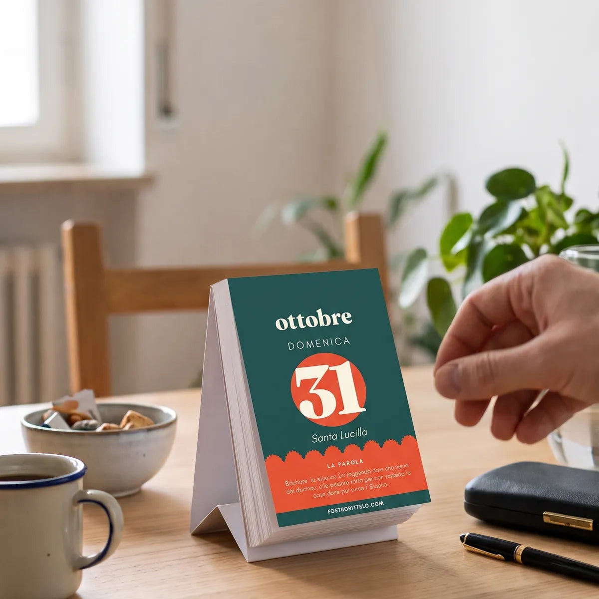 Una mano stacca il foglio del 31 ottobre dal calendario «I'cché c'è oggi?»