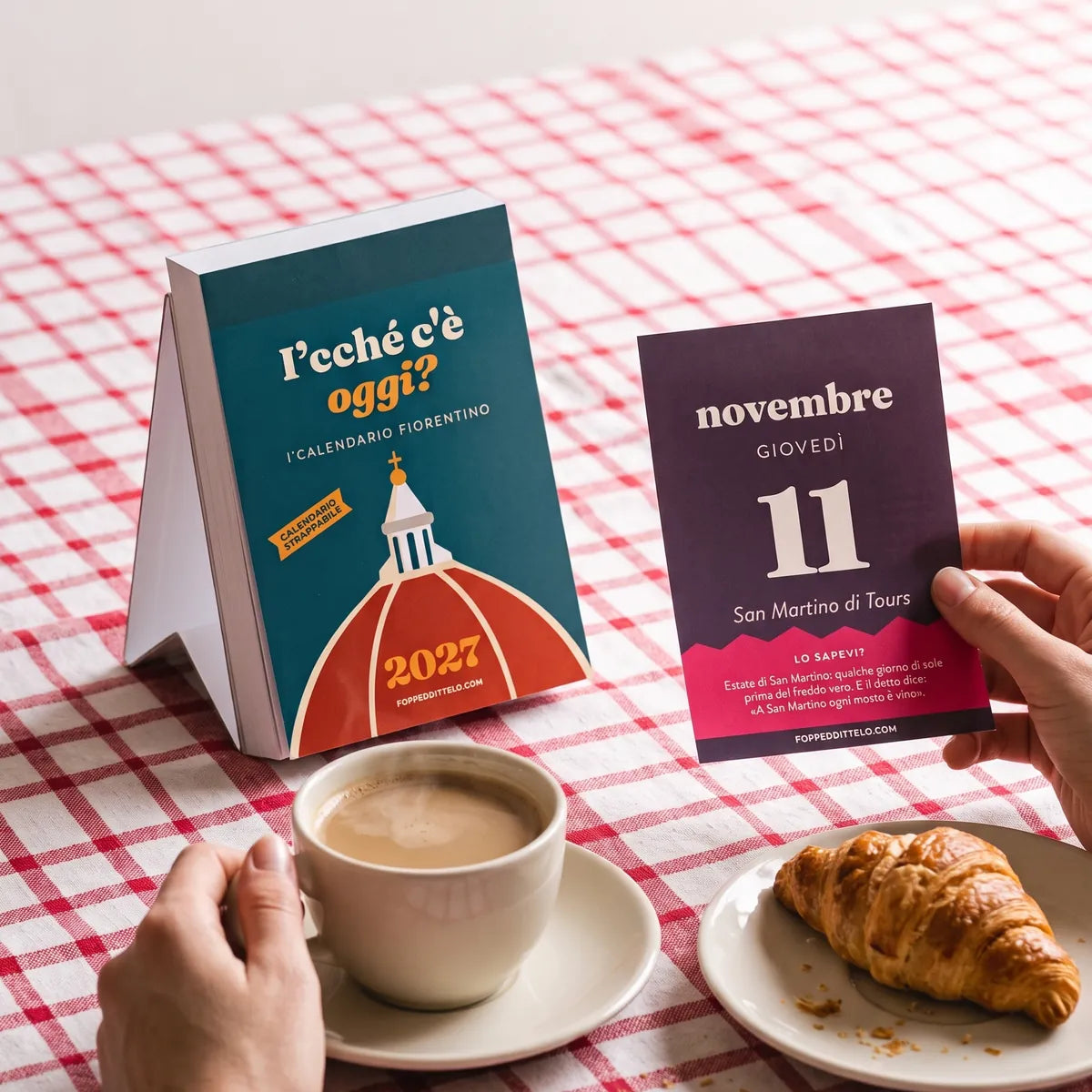 Il foglio dell'11 novembre e il calendario su una tovaglia a quadretti