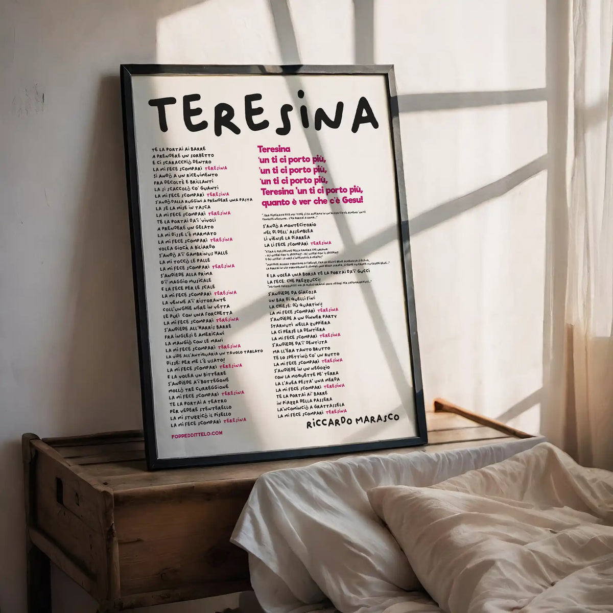 Poster di Teresina incorniciato e appeso sopra un tavolino nero