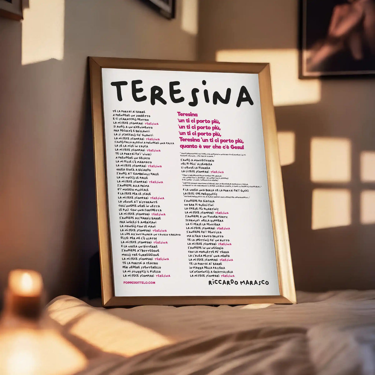 Il poster di Teresina appoggiato al bracciolo di un divano